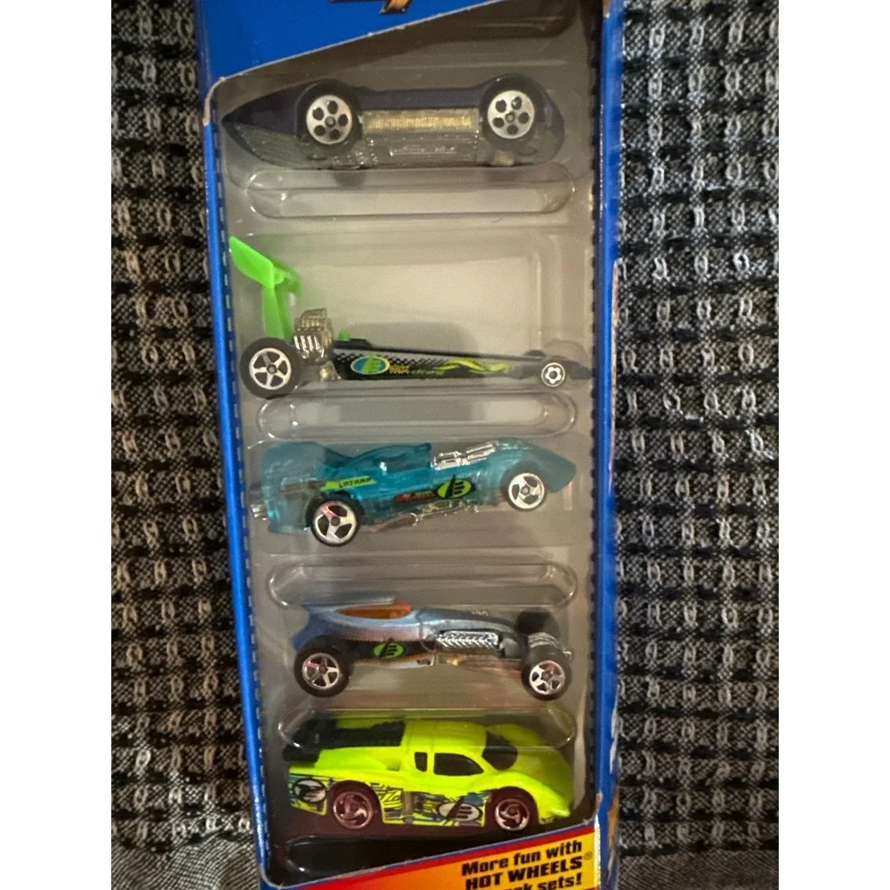 Hot Wheels MAX STEEL TURBO RACER Diecast Car